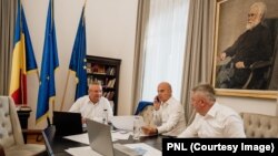 Secretarul general al PNL, Lucian Bode (dreapta), alături de prim-vicepreședintele Rareș Bogdan (centru) și președintele PNL, Nicolae Ciucă - la rândul său acuzat de plagiat -, în ziua alegerilor locale și europarlamentare, 9 iunie 2024.