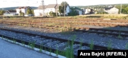 Na Unskoj prugi prije rata najčešće se prevozio rasuti teret, pšenica, ugalj, nafta i naftni derivati. Godišnje je ovom prugom prevezeno oko milion i po putnika i četiri miliona tona robe.