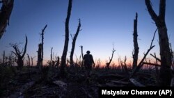 Украина хәрбиләре Андреевкадан берничә чакрым ераклыкта фронт сызыгында урнашкан һәм күмергә әверелгән урманнан бара. Украина, Донецки өлкәсе. 16 сентябрь 2023 ел