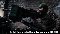 Український військовослужбовець у місті Бахмуті Донецької області. 25 лютого 2023 року, ілюстративне фото