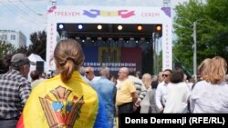 Fotografie de la protestul din 2023 organizat la Comrat de fostul partid Șor, unde acesta promitea să organizeze referendum la care cetățenii să decidă dacă vor relații mai strânse cu Rusia sau cu UE.