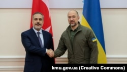 Турскиот министер на средба со украинскиот премиер во Киев