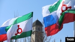 Флаги Ингушетии и России в Магасе, иллюстративная фотография