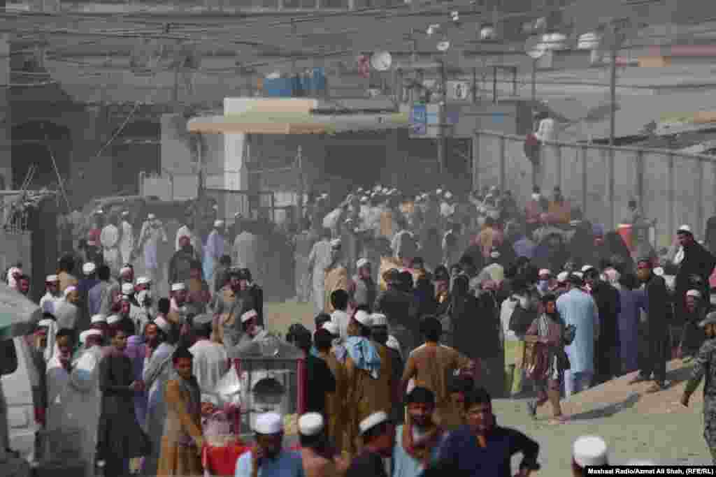  یو شمېر افغان کډوال په تورخم کې وینئ د بشري حقونو د څار سازمان ویلي چې افغانستان ته د دوی ستنیدل به د دغه هېواد په اوسني وضعیت کې دوی ته امنیتي خطرونه هم رامنځته کړي. 