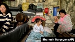 Ղարաբաղի բնակիչները նկուղներում: 