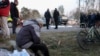 Місцевий житель на місці влучання російської ракети в селі Гроза, 5 жовтня 2023 року