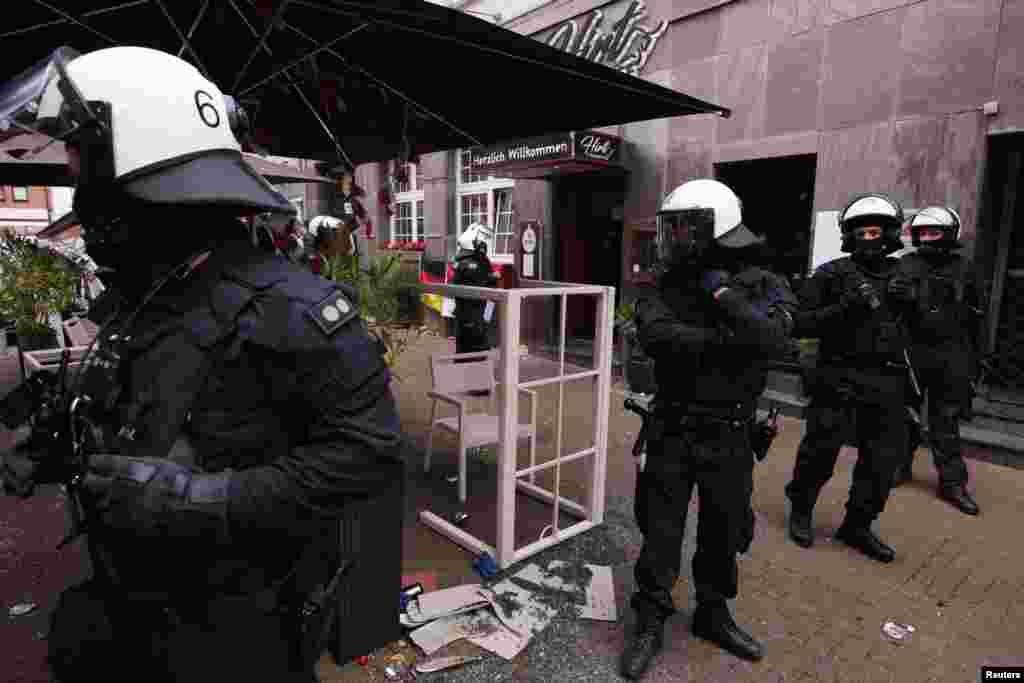 Specijalci ispred restorana nakon sukoba navijača, 17. juni 2023. Policija Gelzenkirhena potvrdila je za BBC da je došlo do tuče između navijača Srbije i Engleske. 