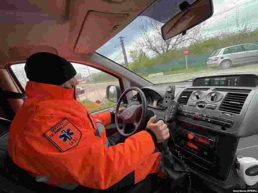Ambulanțierul Cristi Botezatu conduce o autospecială care are peste 1,3 milioane de kilometri la bord. 