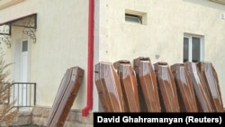 Nagorno-Karabakh - Coffins are placed outside a morgue in Stepanakert, September 24, 2023. (REUTERS/David Ghahramanyan)