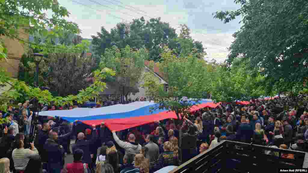 Srpski demonstranti su trećeg dana protesta razvili ogromnu zastavu Srbije u Zvečanu.