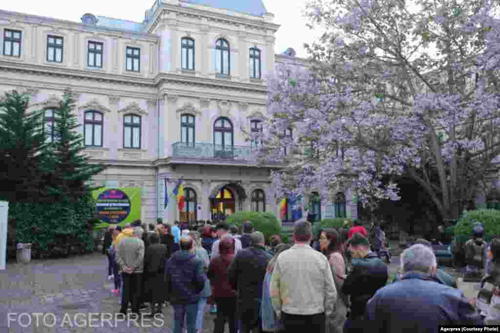 mai 2023 - Muzeul Național de Artă era un alt muzeu foarte căutat de vizitatori în Noaptea Muzeelor. Muzeografii au decis ca în acest an să nu mai stea peste program. 