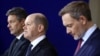 Njemački kancelar Olaf Scholz (u sredini), ministar finansija Christian Linder i ministar za ekonomiju i klimu Robert Habeck predstavljaju plan budžeta za 2024. Berlin, 13. decembar 2023. 