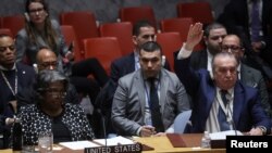 Alžirski ambasador pri UN-u Amar Bendjama i njegova američka kolegica Linda Thomas-Greenfield na sjednici Vijeća sigurnosti UN-a u New Yorku, SAD, 20. februara 2024.