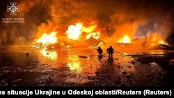 Пожарникари работат на комплексот на пристаништето на реката Дунав оштетено од напад на руско беспилотно летало, среде рускиот напад врз Украина, во регионот Одеса, Украина, 6 октомври 2023 година.