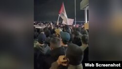 Sute de persoane s-au adunat la aeroportul din Mahacikala, cerând ca cetățenii israelieni care au sosit de la Tel Aviv să nu fie lăsați să intre.