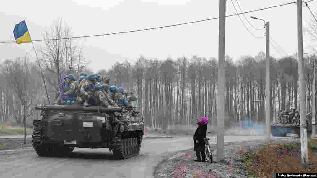 Жанчына вітае ўкраінскіх вайскоўцаў, якія ўваходзяць у адваяваны горад на поўначы Чарнігаўскай вобласьці, 2 красавіка 2022