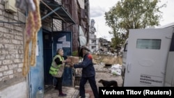 Волонтери растовараат хуманитарна помош, во екот на рускиот напад врз Украина, во градот Вуледар во областа Доњецк, октомври, 2023 година