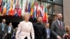 Az ukrán államfő az Európai Bizottság és az Európai Tanács elnökével a brüsszeli EU-csúcson 2023. február 9-én