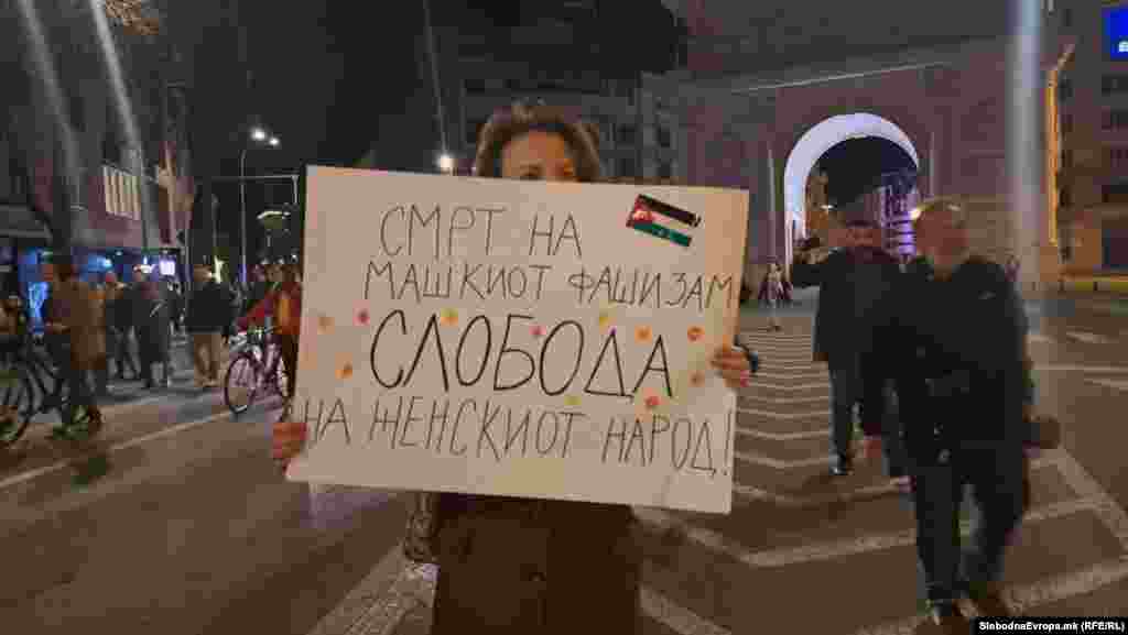“Дали е среќен 8 Март”, “Не преговарам за моите права”, “Платен домашен труд”, беа само дел од написите на транспарентите на учесниците.
