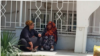 Aşgabat. Kölegede oturyp, gürrüň edýän aýallar. Arhiw suraty