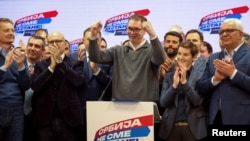 Predsednik Srbije Aleksandar Vučić tokom slavlja u prostorijama Srpske napredne stranke nakon izbora 17. decembra.