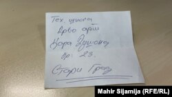 "Tehnička škola, Drvo art, Cara Dušana 23, Stari Grad [u Beogradu]" - sadržaj je instrukcije za birače od 17. decembra iz bosanskohercegovačkog entiteta Republika Srpska za glasanje u Beogradu (ceduljica fotografisana u Rudom, Bosna i Hercegovina, 21. decembra 2023.)