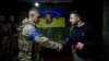 Президент України Володимир Зеленський нагороджує оборонця Харкова під час робочої поїздки до міста. 16 травня 2024 року