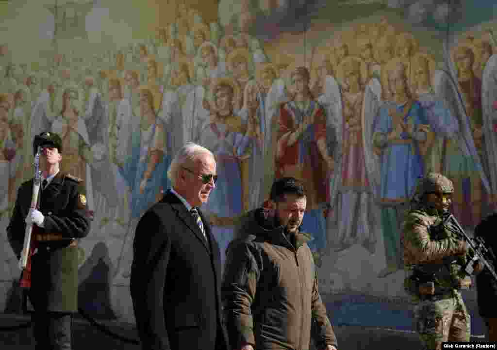 ABŞ-nyň prezidenti Jo Baýden we Ukrainanyň prezidenti Wolodymyr Zelenskiý Russiýanyň Ukraina hüjümleriniň arasynda keramatly Maýkl ybadathanasynyň ýanynda ýöräp barýarlar, Kiýew, Ukraina, 20-nji fewral, 2023. (REUTERS/Gleb Garanich)