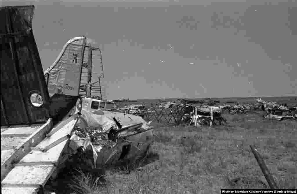Совет билігі полигондағы ядролық сынақтардың адамдар мен қоршаған ортаға зиян тигізетіні туралы ақпаратты ондаған жылдар бойы жасырып келді. 1989 жылы ақпанда жасалған екі жарылыстан соң полигон маңайына улы газ тарап жатқаны кездейсоқ белгілі болып, халық наразылығын туғызды. Ядролық сынақтар жүргізуге қарсы "Невада – Семей" халық қозғалысы құрылды.