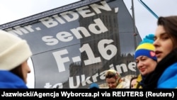 АҚШ президенті Джо Байденнің Польшаға сапары кезінде Вашингтоннан Киевке жойғыш ұшақтар беруді талап еткен акция. 22 ақпан, 2023 жыл.