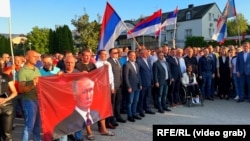Protestatarii sârbi bosniaci poartă portrete ale președintelui rus Vladimir Putin în timpul unei adunări în sprijinul liderului Milorad Dodik în Sarajevo de Est, în septembrie 2023.