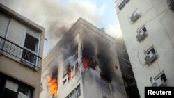 A Gázából kilőtt rakéták elérték Tel-Avivot, ahol lakóépületek is találatot kaptak