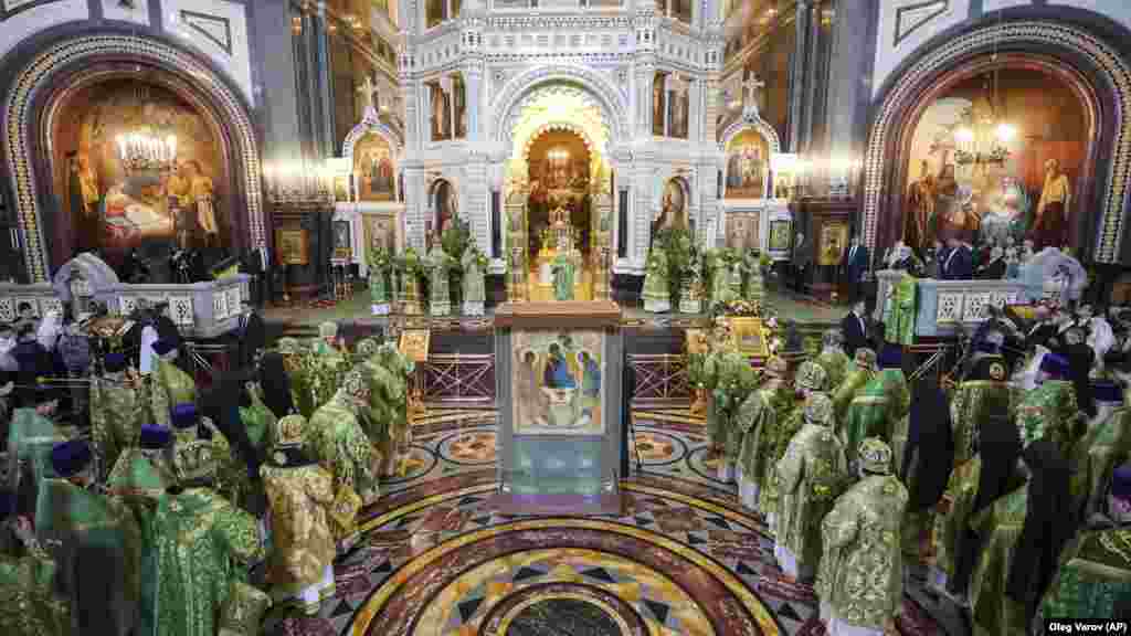 Patriarhul ortodox rus Kirill (centru) conduce o liturghie de celebrare a Duminicii Sfintei Treimi în Catedrala Hristos Mântuitorul din Moscova. Icoana, păstrată anterior la Galeria Tretiakov din Moscova încă din anii 1920, a fost mutată la Catedrala Hristos Mântuitorul pentru această sărbătoare la ordinul președintelui Vladimir Putin.