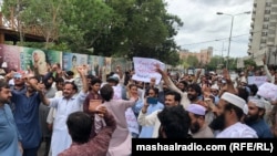 د جولای پر ۲۳مه په کراچۍ کې لسګونه کسانو د خبریالانو مرکز مخې ته مظاهره وکړه.