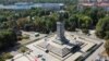 Паметникът на Съветската армия в София вече е заграден с метална ограда.