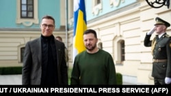 Прэзыдэнты Фінляндыі і Ўкраіны Аляксандар Стуб (зьлева) і Ўладзімір Зяленскі падчас візыту Стуба ў Кіеў у красавіку 2024 году