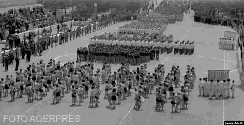 Poezie din Scînteia, 1975: „Întâi de Mai. În freamăt de flamuri tricolore Pe veci îngemănate cu steagul purpuriu, Se-arată țara ca un vrăjit tărâm de hore Rotite după soare-ntr-al muncii cântec viu.”