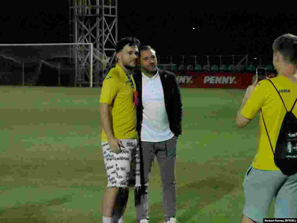 Lucian Sânmărtean, fost jucător de fotbal, alături de un fan. 