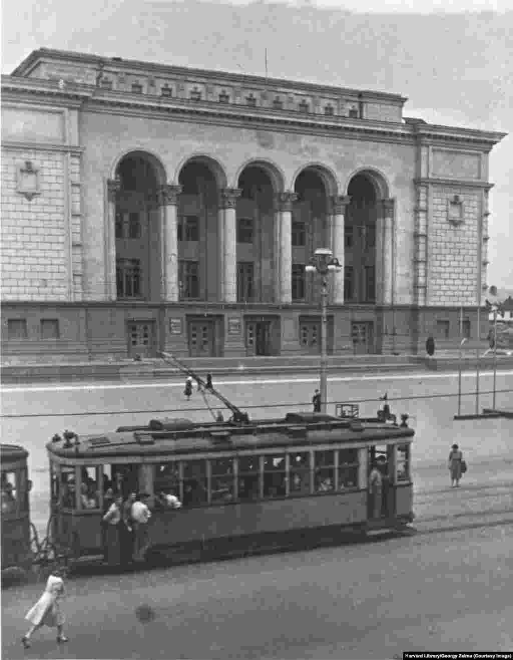 Tramvaj prolazi pored Donjeckog pozorišta, u to vreme poznatog kao Dramsko pozorište Staljino. Aktivnosti pozorišta privukle su međunarodnu pažnju 2014. pošto su predstave nastavljene po planiranom repertoaru u jeku nemira koje je podržavala Rusija i koji su te godine zahvatili Donjeck.