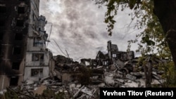 Оштетени или уништени станбени згради од руски воен напад врз Вуледар во областа Доњецк во источна Украина во октомври 2023 година