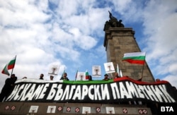 Протестиращи поискаха демонтаж на съветския паметник.
