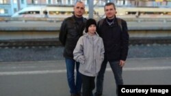 Egor cu unchiul Dima (stânga) și tatăl său în 2019