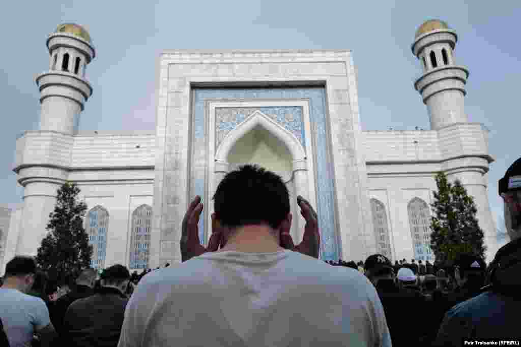 Hiljade ljudi okupile su se u Centralnoj džamiji u Almatiju, u Kazahstanu, 10. aprila da klanjaju Bajram-namaz, obeležavajući završetak svetog meseca ramazana.