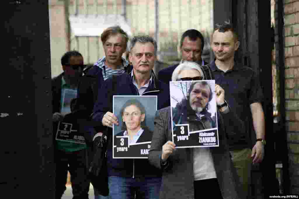 «Сёньня мы вядзём размову ўжо нават не пра свабоду прэсы, а пра свабоду пэўных людзей. Некаторыя з нашых калег у турмах знаходзяцца ў асабліва жахлівых умовах: без камунікацыі, у карцарах, у памяшканьнях камэрнага тыпу, з хваробамі. Гэта Ксенія Луцкіна, Анджэй Пачобут, Андрэй Аляксандраў, Дзяніс Івашын, Кацярына Андрэева. Ды ўсе журналісты перажываюць цяжкія праблемы. Каб нагадаць пра іх, мы цяпер тут і гаворым пра іх штодня. Бо толькі пры такой умове, калі яны не забытыя, ёсьць шанец на хуткае вызваленьне», — заявіў Барыс Гарэцкі.
