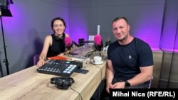 „Nu aveam niciodată nimic nou, dar mama reușea întotdeauna să ne trimită la școală neînfometați. O felie de cozonac mă bucura mai mult decât o face acum un cadou scump”, spune Marian Godină.