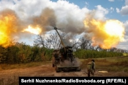 Український військовослужбовець стріляє з самохідної гаубиці 2С22 «Богдана» по російських позиціях у Донецькій області у вересні. (Сергій Нужненко, Українська служба Радіо Свобода)