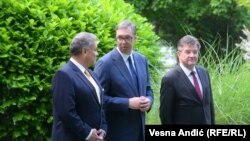 Србија - Специјалниот претставник на САД за Западен Балкан, Габриел Ескобар, специјалниот претставник на ЕУ, Мирослав Лајчак и српскиот претседател Александар Вучиќ во Белград, 5 јуни 2023 година.