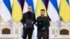 Predsednici Finske i Ukrajine, Alexander Stubb i Volodimir Zelenski, s potpisanim bilateralnim sporazumom. Kijev, 3. april 2024.