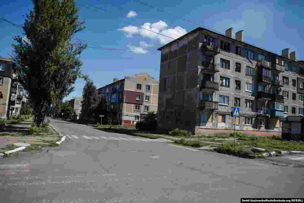 Порожні вулиці Новогродівки. З 15 серпня на території міста у звʼязку з активізацією бойових дій і підвищення загрози для населення запроваджено комендантську годину з 15 години дня до 11 години ранку наступної доби. Протягом дня, усього 4 години, населення матиме змогу пересуватися по Новогродівці, розповів Сергій Гончаров