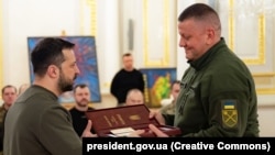 Prezident Volodimir Zelenski Ukrayna Silahlı Qüvvələrinin keçmiş baş komandanı Valeri Zalujnıya "Qızıl Ulduz" ordenini təqdim edərkən.
